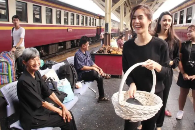 พีค - ภัทรศยา นำทีมนักแสดงช่อง 7 สี แจกริบบิ้นและพัดสีดำ ณ สถานีรถไฟหัวลำโพง เมื่อเช้าวันอาทิตย์ที่ 30 ตุลาคม 2559