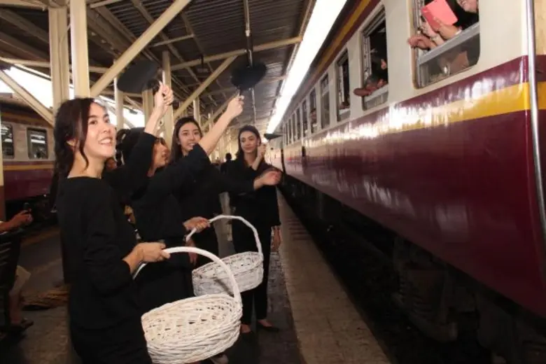 พีค - ภัทรศยา นำทีมนักแสดงช่อง 7 สี แจกริบบิ้นและพัดสีดำ ณ สถานีรถไฟหัวลำโพง เมื่อเช้าวันอาทิตย์ที่ 30 ตุลาคม 2559