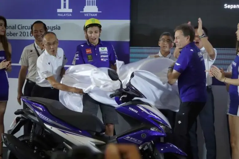 ยามาฮ่าดึง รอสซี่ แชมป์โลกร่วมเปิดตัว ยามาฮ่า แอร็อกซ์ 155 ออโตเมติกสายพันธุ์สปอร์ตรุ่นใหม่ครั้งแรกของโลกที่สนามเซปัง