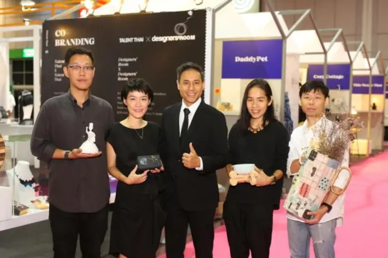 ม.ล. คฑาทอง ทองใหญ่ (คนกลาง) ผู้อำนวยการส...