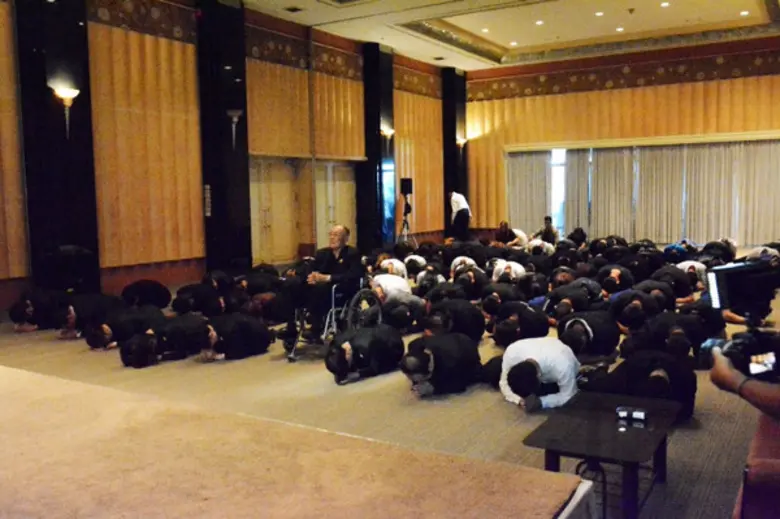 กลุ่มบริษัทอมรรัชดา น้อมถวายบังคมแสดงความอาลัยในหลวงรัชกาลที่ 9 พร้อมยืนสงบนิ่ง 9 นาที