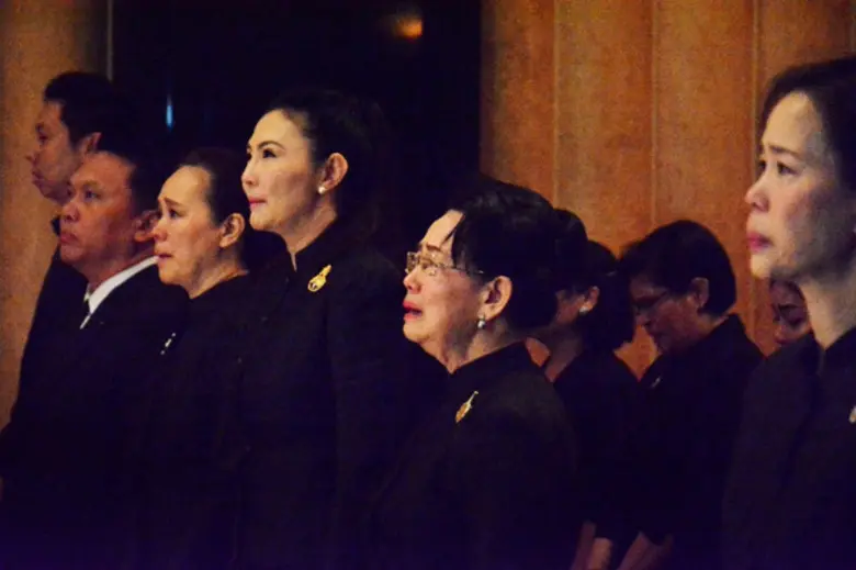 กลุ่มบริษัทอมรรัชดา น้อมถวายบังคมแสดงความอาลัยในหลวงรัชกาลที่ 9 พร้อมยืนสงบนิ่ง 9 นาที