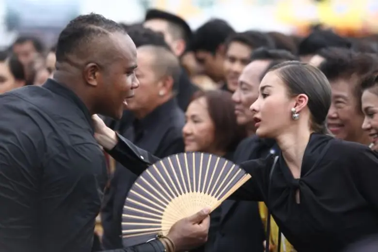 ต่างค่ายหัวใจเดียวกัน “มด ณปภัช” แสดงน้ำใจ ซับเหงื่อให้ “รัศมีแข” พี่คือคนเก่งของน้อง