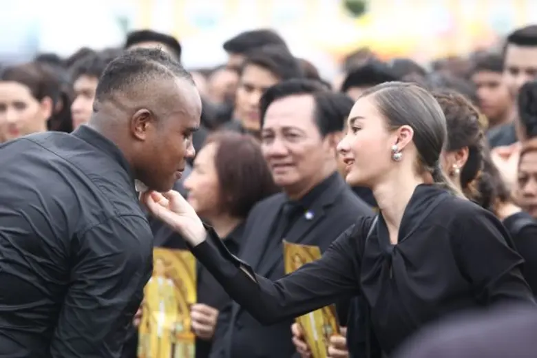 ต่างค่ายหัวใจเดียวกัน “มด ณปภัช” แสดงน้ำใจ ซับเหงื่อให้ “รัศมีแข” พี่คือคนเก่งของน้อง