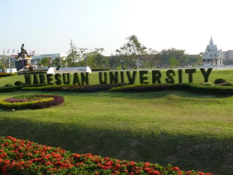 มีมหาวิทยาลัยนเรศวรในวันนี้ด้วยพระบารมีแห่งองค์ภูมิพล พระราชทานนามมหาวิทยาลัยนเรศวร