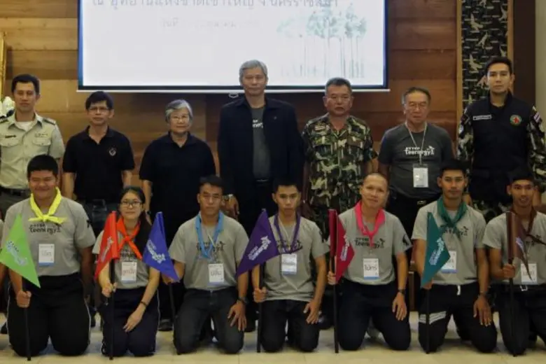 นายศิริพงษ์ เฟื่องลิขิต (กลาง) ผู้จัดการอ...