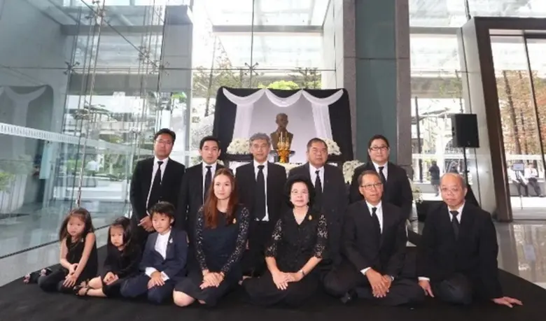 พจนีย์ ธนวรานิช (แถวหน้า ที่ 3 จากขวา) ปร...