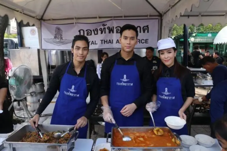 ธารน้ำใจไม่เคยหมด อาร์เอส ส่ง “โบว์ลิ่ง- มังกร ” แจกอาหาร ณ. ท้องสนามหลวง