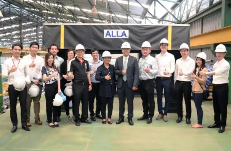 นายองอาจ ปัณฑุยากร (ที่6จากขวา) กรรมการผู...