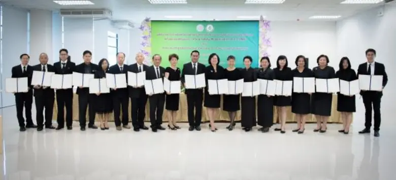 นางสาวดุจเดือน ศศะนาวิน เลขาธิการสำนักงาน...