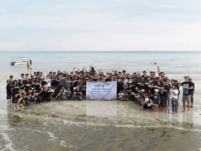 ทีมกรุ๊ปแฟมิลี่เดย์ จิตอาสาไปปลูกปะการังปล่อยลูกปลาฉลาม