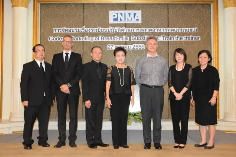 นายสตีฟ ไวล์ (ที่สามจากขวา) นายกสมาคมผู้ผ...