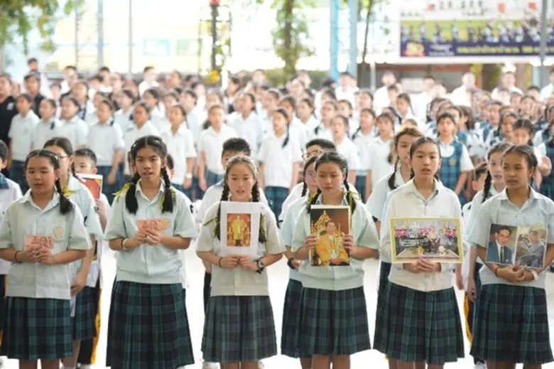 นักเรียน ร.ร.สารสาสน์เอกตรา น้อมรำลึกในพระมหากรุณาธิคุณ ร่วมกันแปรอักษรเป็นเลข ๙ พร้อมพวงมาลา