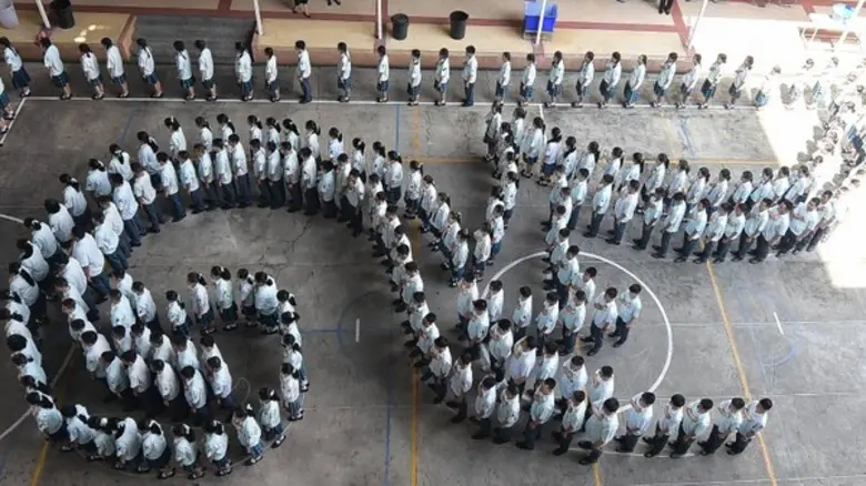 นักเรียน ร.ร.สารสาสน์เอกตรา น้อมรำลึกในพระมหากรุณาธิคุณ ร่วมกันแปรอักษรเป็นเลข ๙ พร้อมพวงมาลา