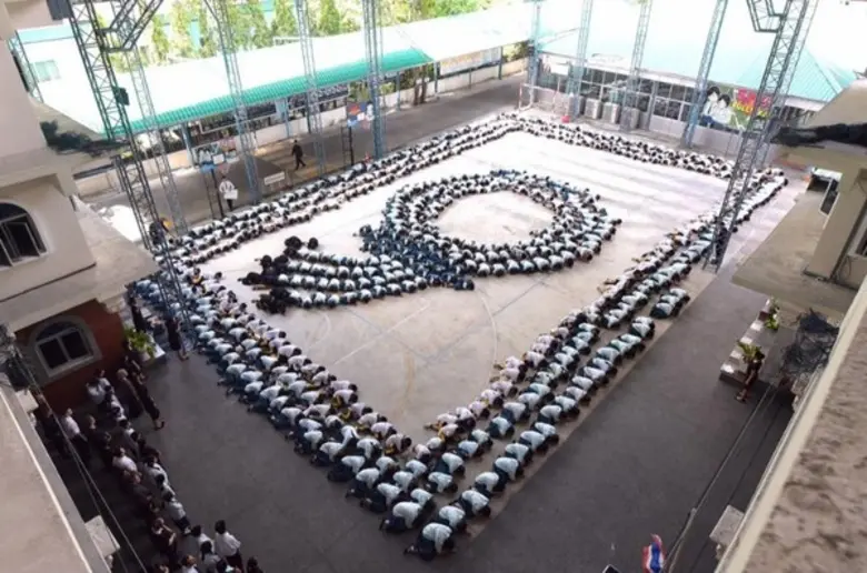 นักเรียน ร.ร.สารสาสน์เอกตรา น้อมรำลึกในพระมหากรุณาธิคุณ ร่วมกันแปรอักษรเป็นเลข ๙ พร้อมพวงมาลา