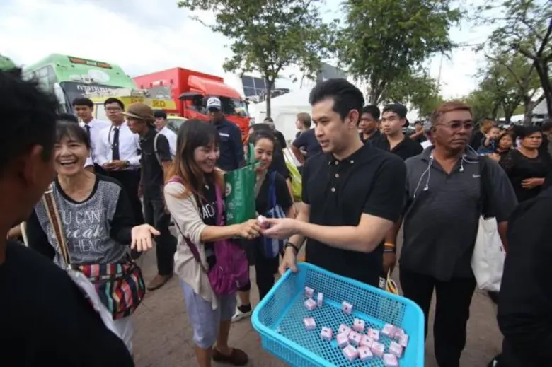 ประชาชนยังคงหลั่งไหลกันไม่มีหยุด รวมทั้งเ...