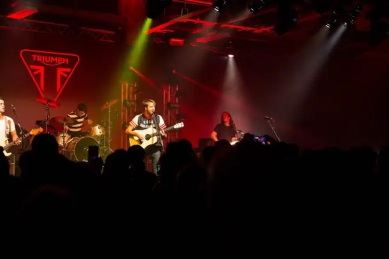 “ไทรอัมพ์ ประเทศไทย” พาบินกระทบไหล่เซเลบเมืองผู้ดี