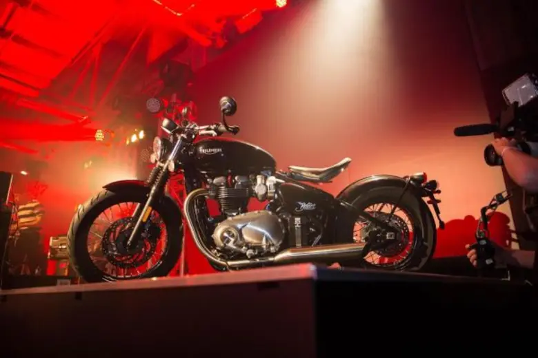 “ไทรอัมพ์ ประเทศไทย” พาบินกระทบไหล่เซเลบเมืองผู้ดี