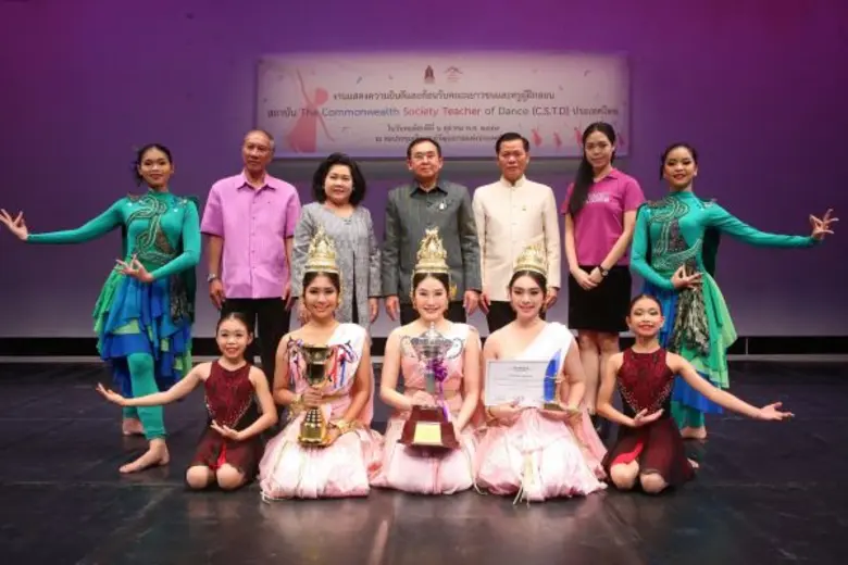 (จากซ้าย) นายปรารพ เหล่าวานิช เลขานุการรั...