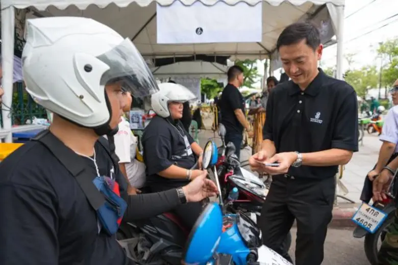 เชฟรอนชวนพนักงาน “อาสาทำดีเพื่อพ่อ” มอบบัตรเติมน้ำมันแก่มอเตอร์ไซค์อาสา ร่วมกิจกรรมสาธารณประโยชน์ และบริจาคเงินเพื่อการกุศล