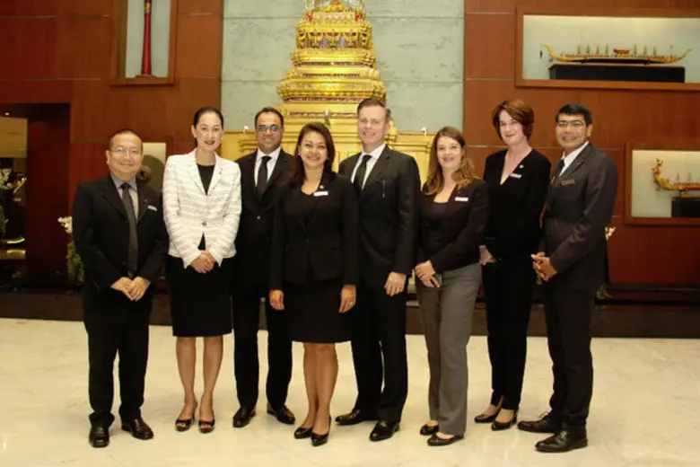 นางเรจินา วิลสัน (ที่สี่จากซ้าย) ผู้จัดกา...