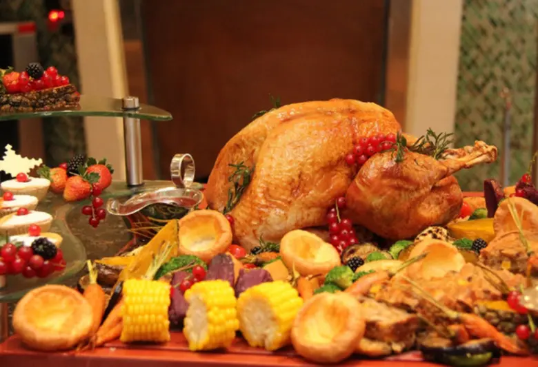 ห้องอาหารฟีสท์ โรงแรมรอยัล ออคิด เชอราตัน...