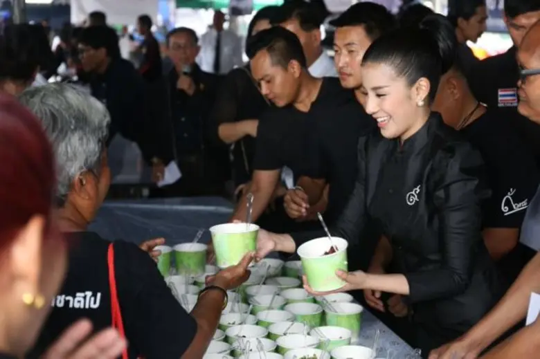 ใบเตย-จ๊ะ อาร์สยาม อาสาทำดีเพื่อพ่อ แจก อาหาร สนามหลวง