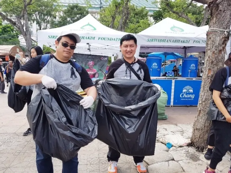 ท่ามกลางแดดร้อน กลับมีผู้คนมากมายจากทั่วท...