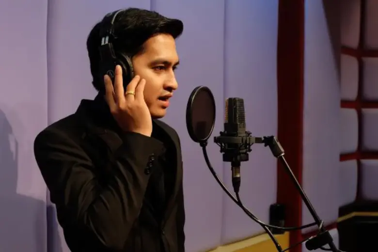 “โน้ต เชิญยิ้ม” สะอื้นไห้เขียนเพลงจากใจน้อมรำลึกถึง “พ่อ” ชวนเหล่าศิลปินยุ้งข้าวเรคคอร์ด ถ่ายทอดความรู้สึกผ่าน “เทวดากลับฟ้า”