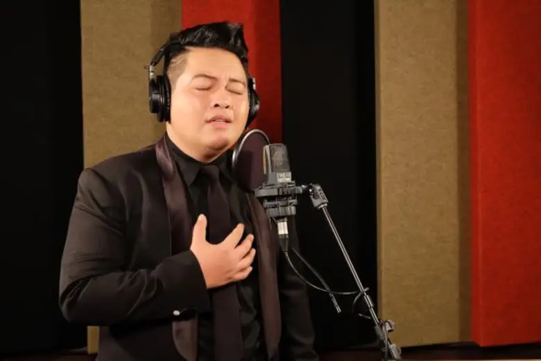 “โน้ต เชิญยิ้ม” สะอื้นไห้เขียนเพลงจากใจน้อมรำลึกถึง “พ่อ” ชวนเหล่าศิลปินยุ้งข้าวเรคคอร์ด ถ่ายทอดความรู้สึกผ่าน “เทวดากลับฟ้า”