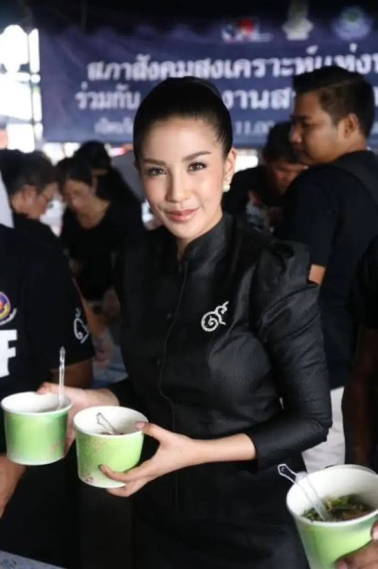 “ใบเตย อาร์สยาม” เมินดราม่า สวมชุดจิตรลดา ตั้งใจทำดีเพื่อพ่อ “จ๊ะ อาร์สยาม” แจกอาหาร สนามหลวง