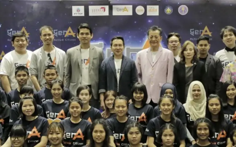 ดร.นพ.ไพโรจน์ เสาน่วม (แถวยืน ที่ 3 จากซ้...