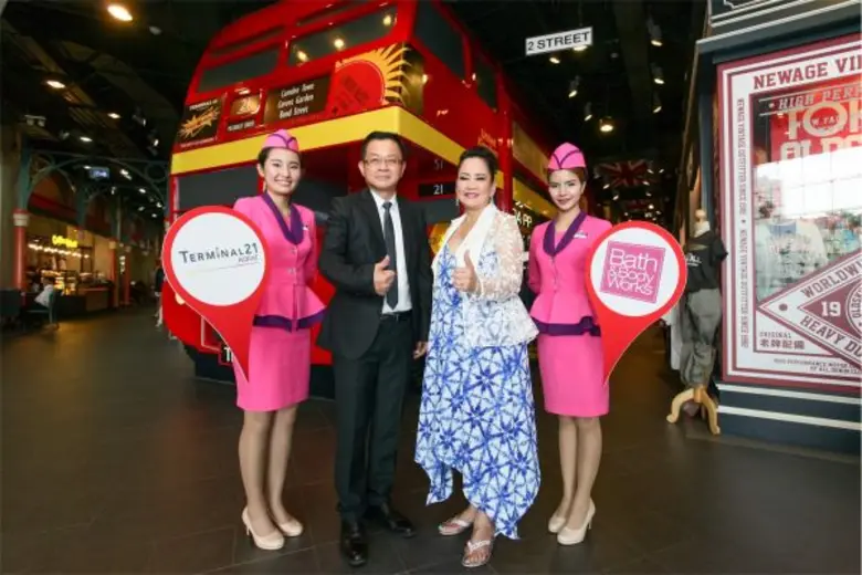 ในภาพ ประเสริฐ ศรีอุฬารพงศ์ (ที่ 2 จากซ้า...