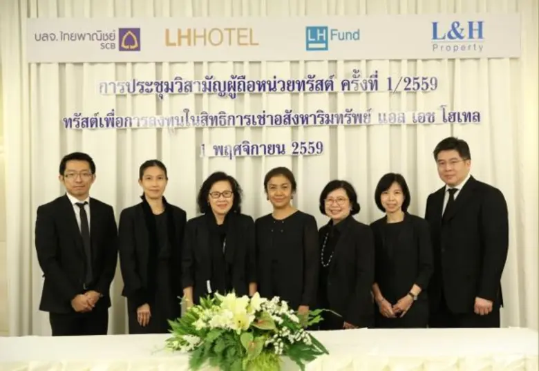 นางสาวเพียงดาว วัฒนายากร (ที่ 3 จากขวา) ก...