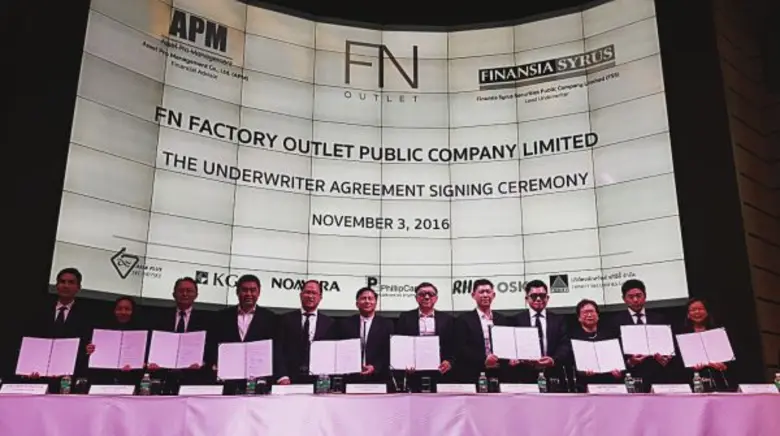 นายปรีชา ส่งวัฒนา(ที่6จากขวา) ประธานกรรมก...