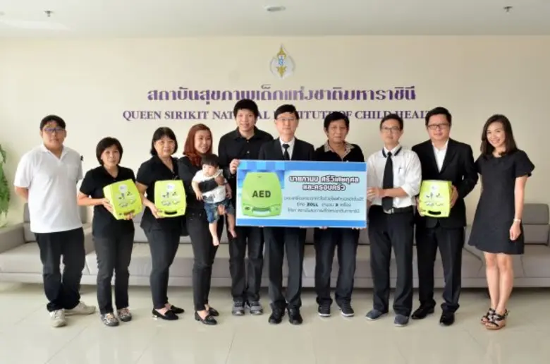 นายแพทย์สมเกียรติ ลลิตวงศา (จากขวา คนที่ ...