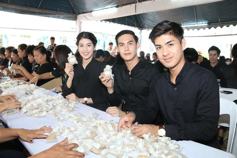 นักแสดงจากช่อง 7 สี ร่วมทำกิจกรรมจิตอาสา บรรจุข้าวเปลือก "พอเพียง" ที่สำนักนายกรัฐมนตรี ทำเนียบรัฐบาล