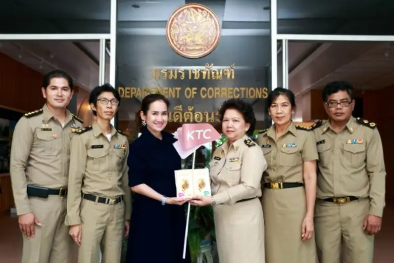 เมื่อเร็วๆ นี้ นางพรทิพย์ โชคสมัย (กลางขว...