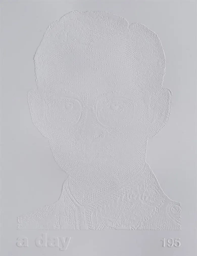 เห็นหน้าปกขาวสะอาดตาออร่าส่องบนแผงหนังสือ...