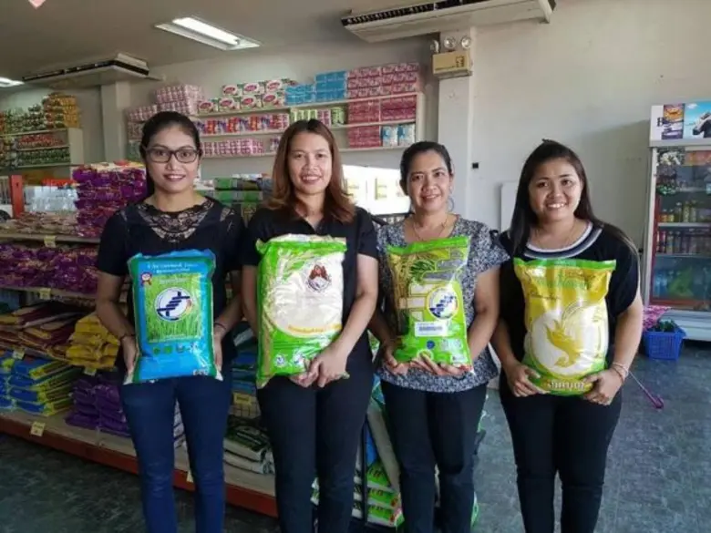 สหกรณ์ตรังร่วมใจ ช่วยเหลือชาวนารับซื้อข้าวสารจากสหกรณ์ภาคอีสานมากระจายสู่ผู้บริโภคเพื่อช่วยระบายผลผลิต