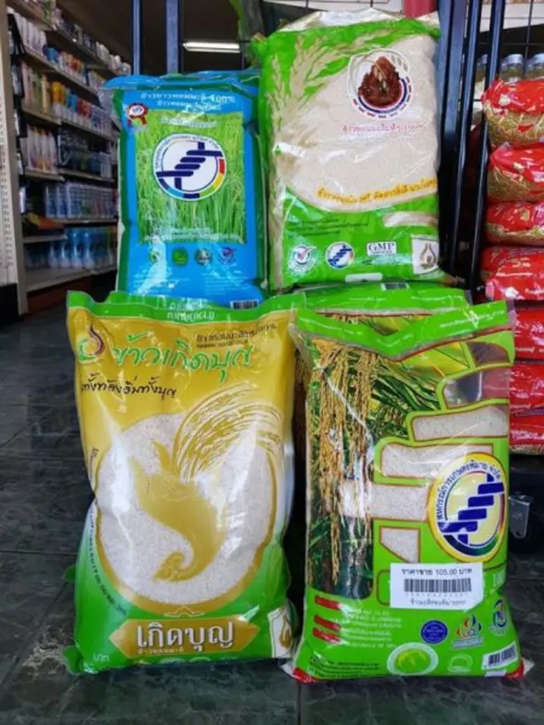 สหกรณ์ตรังร่วมใจ ช่วยเหลือชาวนารับซื้อข้าวสารจากสหกรณ์ภาคอีสานมากระจายสู่ผู้บริโภคเพื่อช่วยระบายผลผลิต