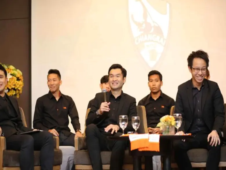 “กว่างโซ้ง” เปิดตัวนักเตะแข้งทองชุดใหม่ ลั่นพร้อมลุยศึกไทยลีก 2017 ตั้งเป้าลงแข่งเอเอฟซีแชมเปี้ยนส์ลีก