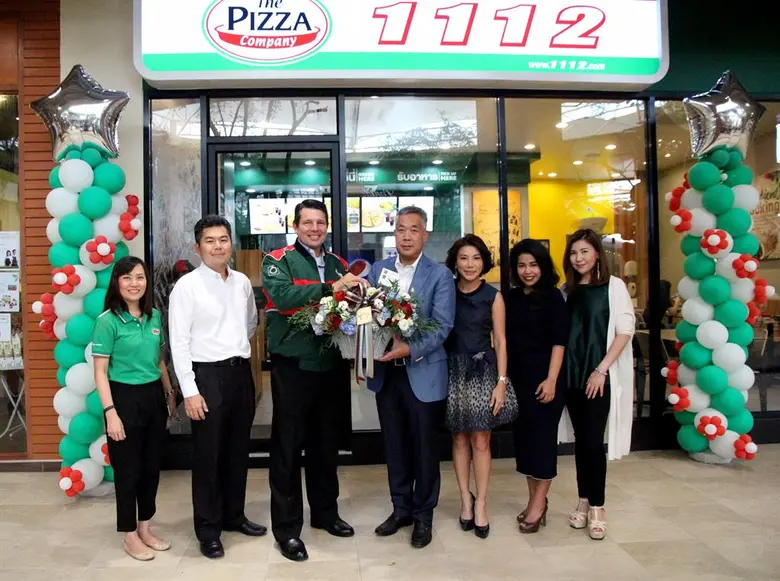 มร.จอห์น ไฮเนคกี้ (ที่ 3 จากซ้าย) ประธานฝ...