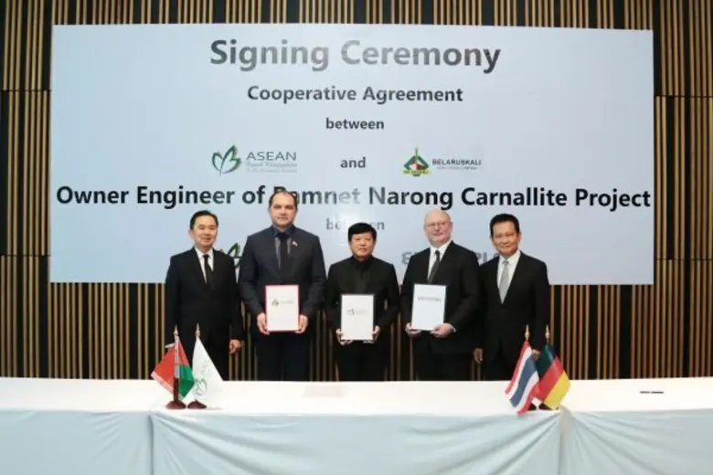 นายสมัย ลี้สกุล (กลาง) ประธานเจ้าหน้าที่บ...