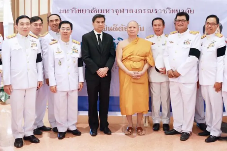 นายอภิสิทธิ์ เวชชาชีวะ (ที่ 5 จากซ้าย) หั...