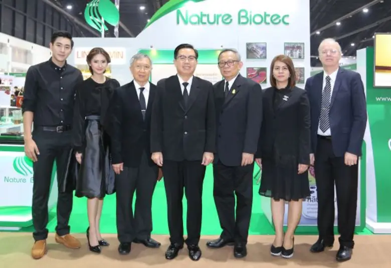 นพ.ดำรงค์ เลาหะพรสวรรค์ (คนกลาง) กรรมการผ...