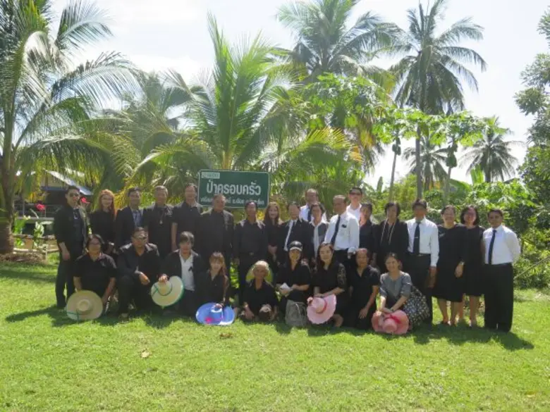 สถาบันพัฒนาสี่แยกอินโดจีนมอบโล่ประกาศเกียรติคุณ วิสาหกิจชุมชนฯ บ้านวังส้มซ่า...ตามรอยพระราชดำริเศรษฐกิจพอเพียง