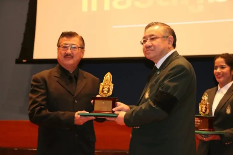 เมื่อวันที่ 6 พฤศจิกายน 2559 นายสมนึก ธนเ...