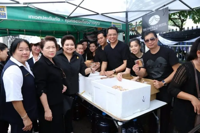 ฝ่ายบริหารโรงแรม ดิ เอมเมอรัลด์ นำโดย สุร...