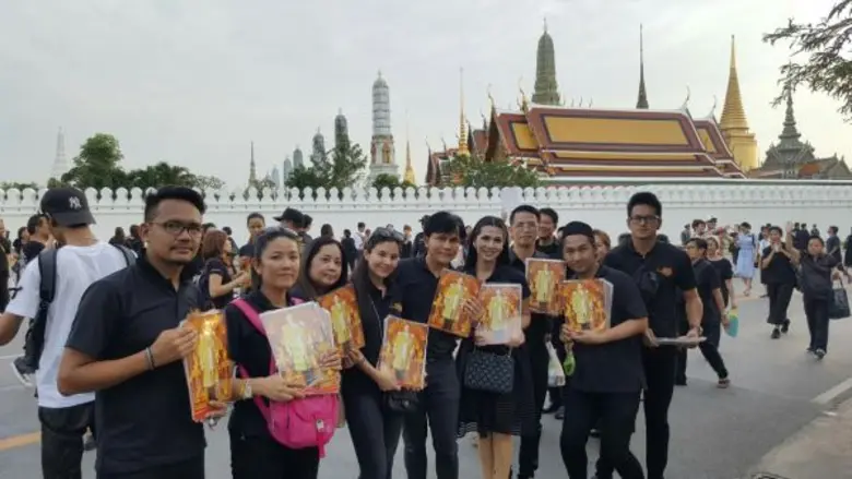 ครูมิ้ง-ชายแฮ็คส์-ซีแนม จิตอาสารวมใจจัดพิมพ์พระบรมสาทิสลักษณ์ พระบาทสมเด็จพระปรมินทรมหาภูมิพลอดุลยเดช แจกประชาชนที่สนามหลวง